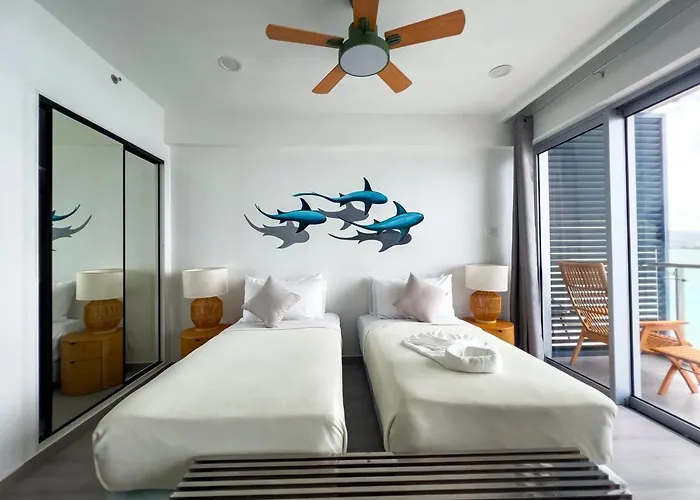 Blue Fins - A Sky Harbour Oceanfront Twin 4*